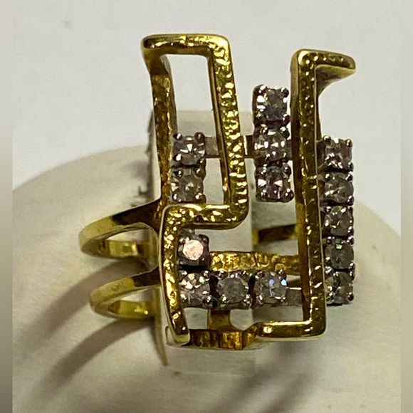 Jewelry - 14K YELLOW GOLD AND 14 DIAMOND CUSTOM RING SIZE 6. 6.6 GRAMS IN WEIGHT.